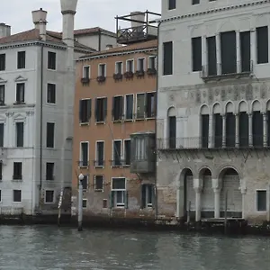 Leon Bianco On The Grand Canal Pensión